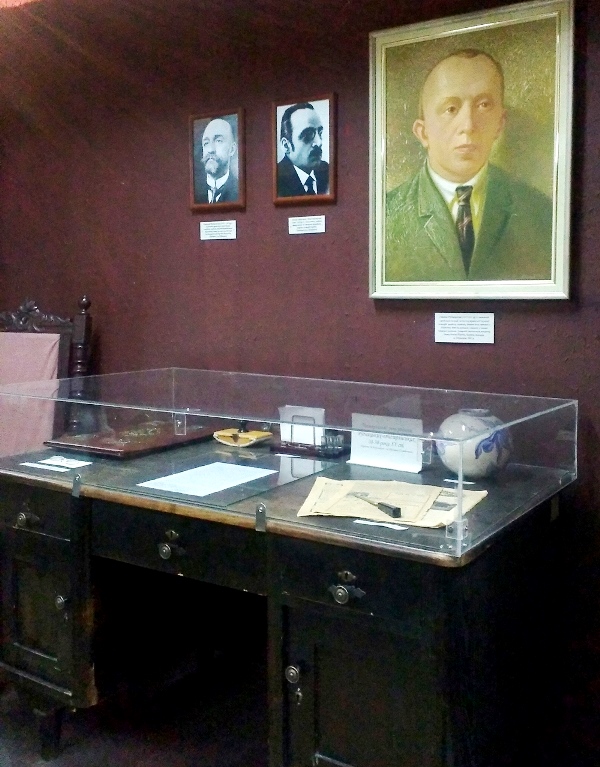 Стіл С.Рудницького в екпозиції Тернопільського обласного краєзнавчого музею